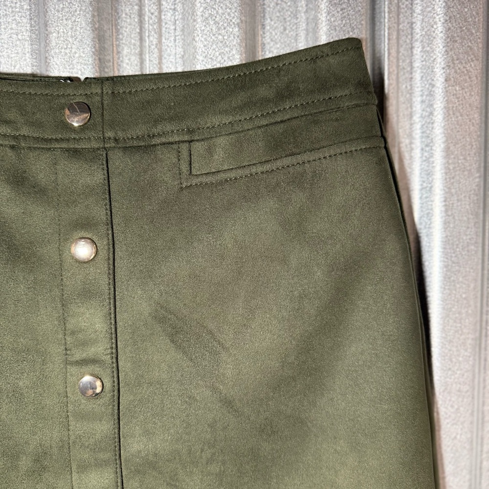 NWOT LOFT Olive Green Faux Suede Button Detail Mini Skirt, size 2, 60's 70's - Picture 5 of 9